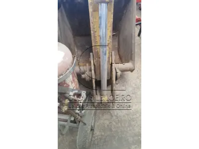 LOTE 008 - UMA RETRO ESCAVADEIRA, marca Case, Modelo 580 E