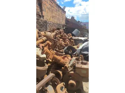 LOTE 042 - APROXIMADAMENTE 50 TONELADAS, de ferros velhos, no todo, originário peças e motores de veículos inservíveis