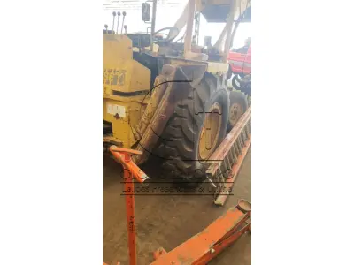 LOTE 008 - UMA RETRO ESCAVADEIRA, marca Case, Modelo 580 E