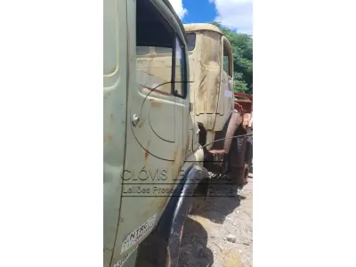 LOTE 025 - DUAS CABINES, para Caminhão marca Mercedes Benz, necessitando de reforma, valor individual R$ 6.000,00