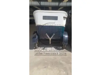 LOTE 010 - VEICULO ANTIGO, Marca Ford, 4 portas, USA