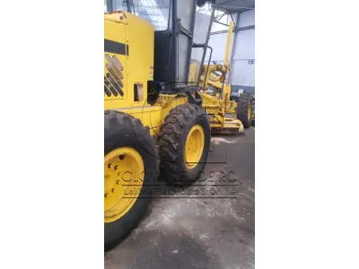 LOTE 002 - UMA MOTONIVELADORA, marca Volvo