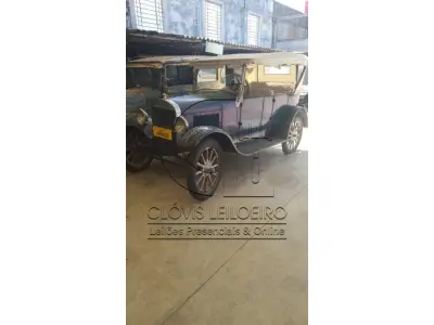 LOTE 010 - VEICULO ANTIGO, Marca Ford, 4 portas, USA