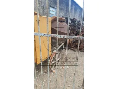 LOTE 042 - APROXIMADAMENTE 50 TONELADAS, de ferros velhos, no todo, originário peças e motores de veículos inservíveis