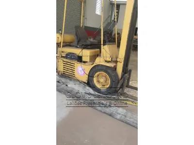 LOTE 038 - UMA EMPILHADEIRA, marca Hyster, motor Nissan 