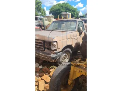 LOTE 043 - UMA CAMINHONETA, marca Ford, modelo F-1000, sem motor e sem caixa