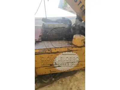 LOTE 038 - UMA EMPILHADEIRA, marca Hyster, motor Nissan 