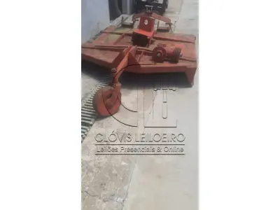 LOTE 027 - UMA ROÇADEIRA, hidráulica, sem marca definida, em regular estado de conservação e funcionamento 