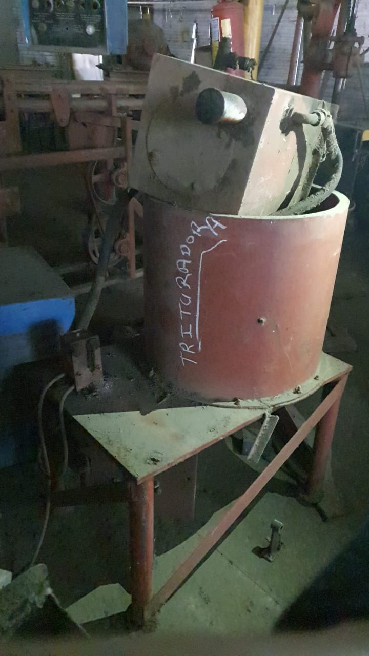 Foto de UMA MÁQUINA TRITURADORA DE PÓ DE FLUXO DE SOLDAGEM