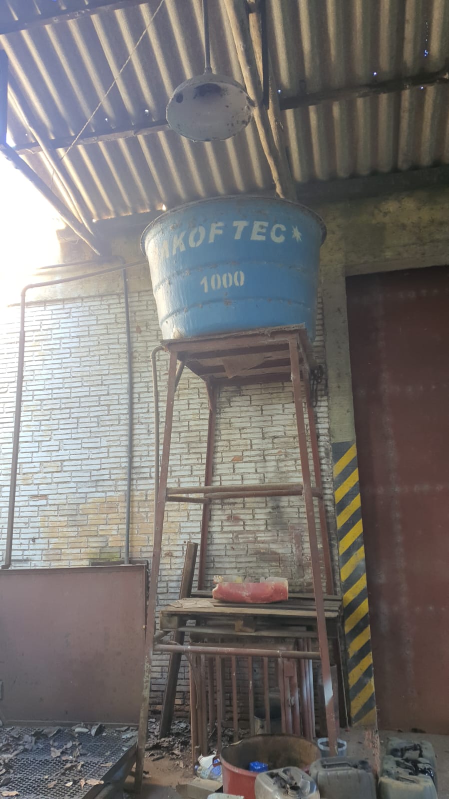 Foto de UM TANQUE PARA DECANTAÇÃO DE IMPUREZAS, N° 0088X.